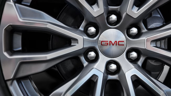 Rines de aluminio con emblema GMC equipados en tu SUV grande, Yukon 2024